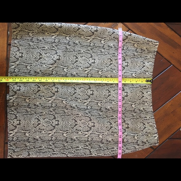 NWOT Dana Buchanan Snake Print Skirt. 14 - Picture 3 of 6